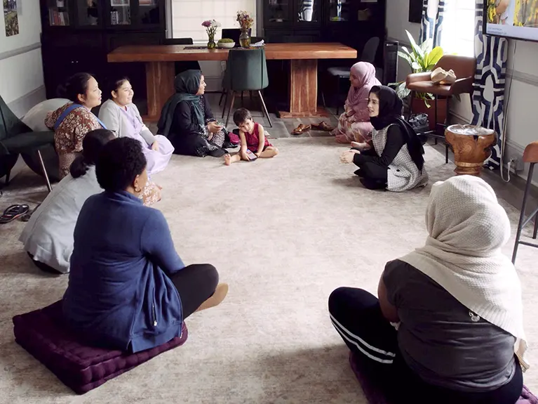 An Embrace Refugee Birth instructor leads a Moms Circle gathering.